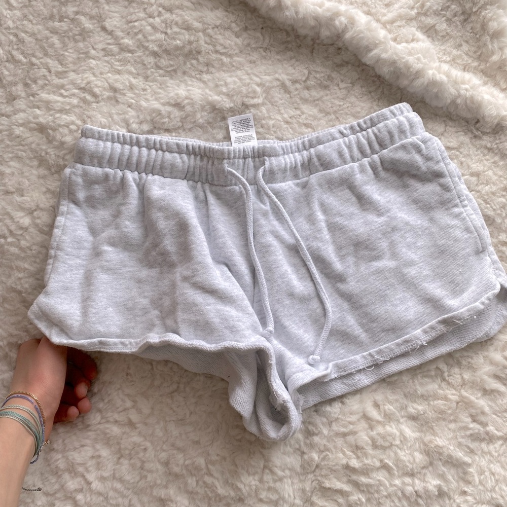HEATHER GREY SWEAT-SHORTS GARAGE
SIZE SMALL :))